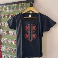 Черна дамска памучна тениска с детайлна многоцветна шевица – Модел „Нощна Елегантност“