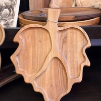 Дървено плато за сервиране „Листо“ – ръчна изработка от масивно дърво