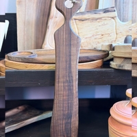 Ръчно изработена дървена дъска за сервиране с дръжка – орех