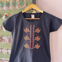 Черна дамска памучна тениска с многоцветна бродерия „Пъстра традиция“