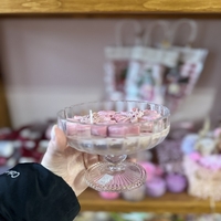 Ръчно изработена ароматна свещ „Пролетна нежност“ с маргаритки и сърца