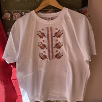 Мъжка памучна тениска с многоцветна бродирана шевица „Пролетни мотиви“ – Бяла