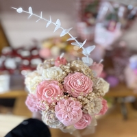 Луксозен аранжиран букет от ароматни свещи – „Нежна прегръдка“ (Розово и Крем)