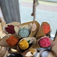 Ръчно плетено лале в малка декоративна опаковка – Избор от 7 цвята