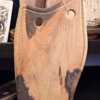 Ръчно изработена дървена дъска за сервиране от масивно дърво