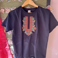 Черна мъжка памучна тениска с богата многоцветна бродерия „Традиция и стил“