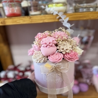 Луксозен аранжиран букет от ароматни свещи – „Нежна прегръдка“ (Розово и Крем)