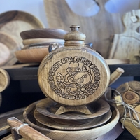 Ръчно изработена дървена бъклица с дърворезба „Грозде“