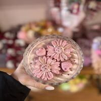 Ръчно изработена ароматна свещ „Пролетна нежност“ с маргаритки и сърца