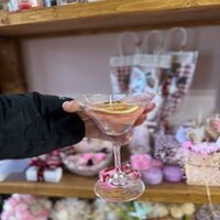 Ръчно изработена ароматна свещ „Цитрусов коктейл“ в чаша за мартини с портокал