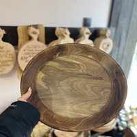 Ръчно изработена дървена чиния от орех