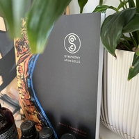 Комплект Симфония на клетката - книга с приложения и дървена поставка