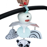 TINY LOVE Take Along Mobile от Серията Black&White Décor 3-в-1 Музикална Въртележка  с 3 Лесни Начина за Закачане с 5 Мелодии 0м+
