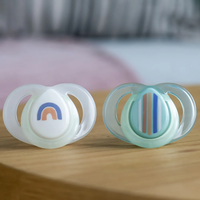 Tommee Tippee Ортодонтични Залъгалки Night Time 6-18M+ 2 Броя Бяла и Синя с Декор Дъга