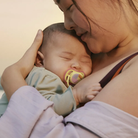 Philips AVENT SCF087/04 Комплет 2 Броя Ортодонтични Силиконови Залъгалки Ultra Air от 0-6м+ Пастелни Цветове с Картинки в кутия за Стерилизиране