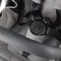 Mutsy EVO Pebble Grey Модулна количка 2 в 1 комплект с черно шаси със седалка с кош за новородено