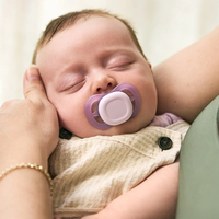 Philips AVENT SCF075/01 Комплект от 2 броя ортодонтични залъгалки за новородени Ultra Start 0-2м в оранжево и лилаво в кутия за стерилизиране