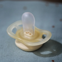 Philips AVENT SCF075/03 Комплект от 2 броя ортодонтични залъгалки за новородени Ultra Start 0-2м в оранжево и лилаво със забавен дизайн очички в кутия за стерилизиране