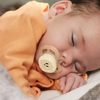 Philips AVENT SCF075/03 Комплект от 2 броя ортодонтични залъгалки за новородени Ultra Start 0-2м в оранжево и лилаво със забавен дизайн очички в кутия за стерилизиране