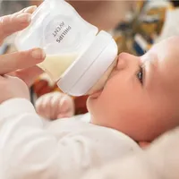 Philips AVENT SCY900/02 Комплект от 2 броя шишета за хранене Natural Response 125 мл с биберон без протичане Natural Response Поток 2 от 0м+