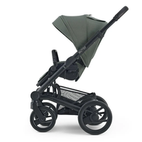 Mutsy NIO Sea Green Модулна детска количка 2 в 1 комплект с черно шаси със седалка и кош за новородено с черни колела и черни кожени елементи