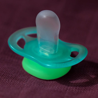 Philips AVENT SCF075/08 Комплект от 2 броя светещи в тъмното ортодонтични залъгалки за новородени Ultra Start Night 0-2м в синьо и зелено с декор Sleep в кутия за стерилизиране
