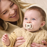 0-6М+ 2 Броя Зелен и Бял ЦвятTommee Tippee Ортодонтични Залъгалки Ultra Light Stay Put Силиконови от 0-6М+ 2 Броя Бял и Зелен Цвят