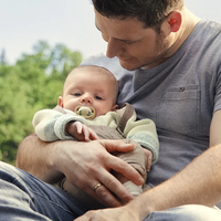 Philips AVENT SCF376/27 Комплект 2 Броя Светещи Ортодонтични Силиконови Залъгалки Ultra Air от 0-6м+ с Картинки в кутия за Стерилизиране