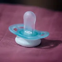 Philips AVENT SCF075/12 Комплект от 2 Броя Ортодонтски Силиконови Залъгалки Пастелни Цветове Ultra Start 0-2м+ в Кутия за Стерилизиране