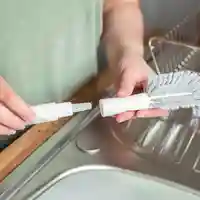 Tommee Tippee Четка за Почистване на Шишета и Биберони 2 в 1 Бяло и Сиво