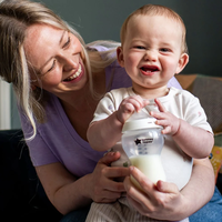 Tommee Tippee Natural Start САМОСТЕРИЛИЗИРАЩ се Комплект от 2 броя бебешки шишета 340мл. за хранене  с биберон със среден поток 3м+
