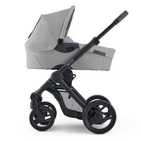 Mutsy EVO Pebble Grey Модулна количка 2 в 1 комплект с черно шаси със седалка с кош за новородено
