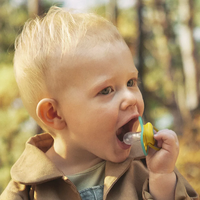 Philips AVENT SCF349/50 Комплект 2 Броя Ортодонтски Силиконови Залъгалки Ultra Air 18м+ Пастелни Цветове в Кутия за Стерилизиране