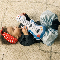 Tiny Love Мека текстилна музикална играчка Китара от колекция Tiny Rockers с клипс за закачане на количка музикална кутия с 5 рокендрол мелодии 0м+