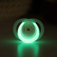 Tommee Tippee Ортодонтични Залъгалки Night Time 6-18M+ 2 Броя Бяла и Синя с Декор Дъга