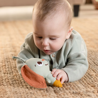 Tiny Love Текстилна кукла с дрънкалка Заек от Еко колекция Garden of Adventures на с мека връзка за закачане на количка 0м+