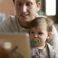 Philips AVENT SCF085/20 Комплект 2 Броя Ортодонтични Залъгалки Ultra Air 6-18м+ в Кутия за Стерилизиране