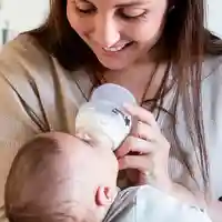 Tommee Tippee Natural Start Самостерилизиращо 150 мл Бебешко Шише за Хранене с Биберон с Бавен Поток 1 капка 0м+