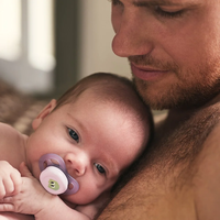 Philips AVENT SCF075/03 Комплект от 2 броя ортодонтични залъгалки за новородени Ultra Start 0-2м в оранжево и лилаво със забавен дизайн очички в кутия за стерилизиране