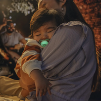 Philips AVENT SCF376/31 Комплект 2 Броя Светещи Ортодонични Силиконови Залъгалки Ultra Air от 6-18м+ с Картинки в Кутия за Стерилизиране