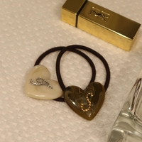 CUSTOM HEART HAIR TIE AVEC CRÉME