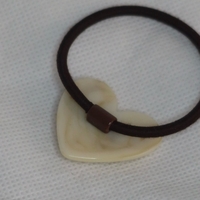 CUSTOM HEART HAIR TIE AVEC CRÉME