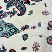 Копринен шал с десен Paisley ръчно подгънат