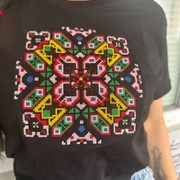 Тениска с българска шевица „Слънчева розета“