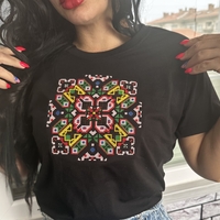 Тениска с българска шевица „Слънчева розета“