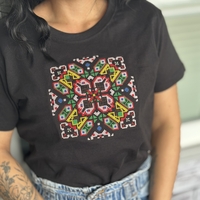 Тениска с българска шевица „Слънчева розета“