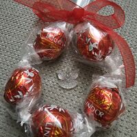 Играчка за закачане с бонбони  Lindor