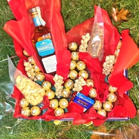 Подаръчна кутия с уиски, ядки, пури и бонбони Ferrero Rocher