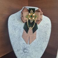 Chocolate brown bow brooch