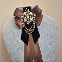 Chocolate brown bow brooch